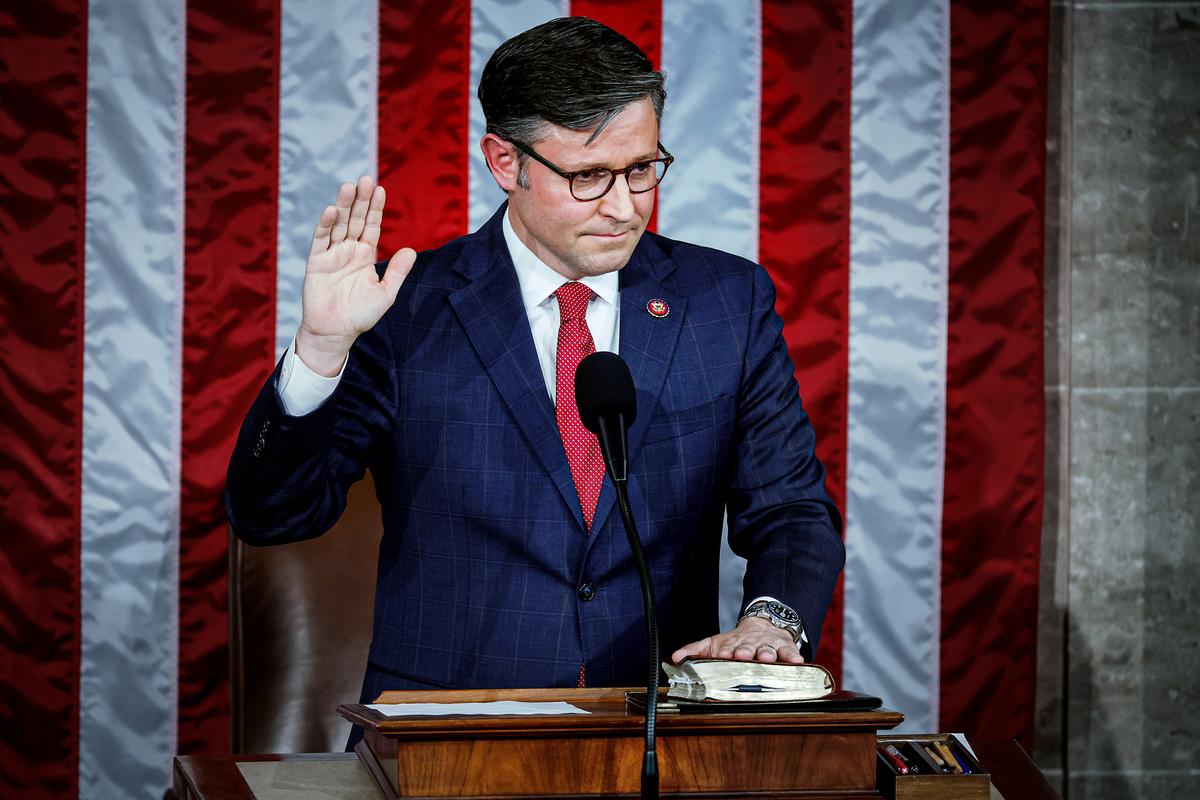 Tân Chủ tịch Hạ viện Hoa Kỳ Mike Johnson (Cộng Hòa-Louisiana) tuyên thệ nhậm chức sau khi Hạ viện tổ chức cuộc bầu cử tại Tòa nhà Capitol Hoa Kỳ ở Hoa Thịnh Đốn, hôm 25/10/2023. (Ảnh: Chip Somodevilla/Getty Images)