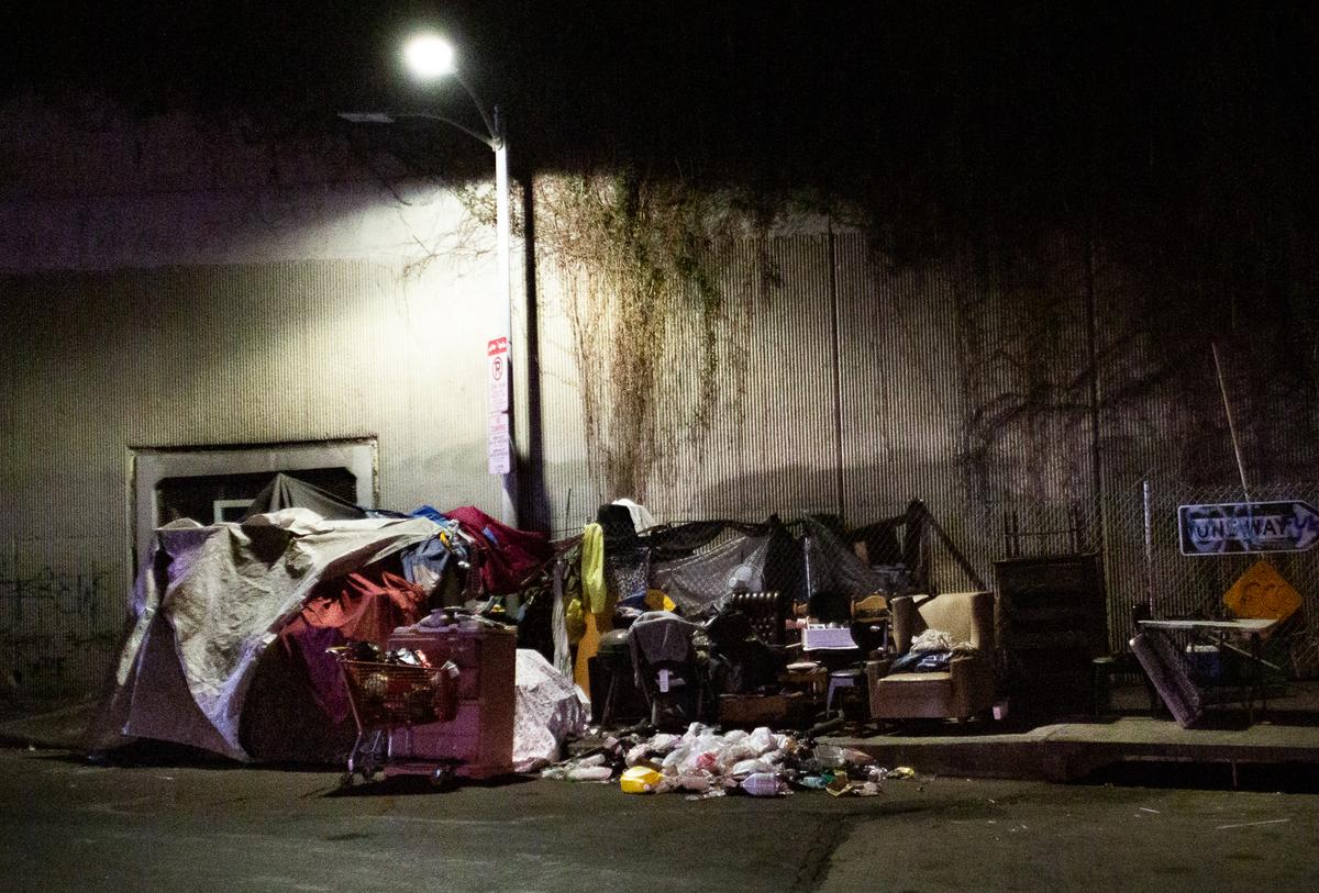 Khu cắm trại tồn tại hàng thập niên của người vô gia cư ở Los Angeles đã được giải tỏa