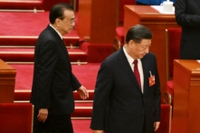 Lãnh đạo Trung Quốc Tập Cận Bình (Phải) và cựu Thủ tướng Lý Khắc Cường đến dự phiên bế mạc Đại hội Đại biểu Nhân dân Toàn quốc (NPC) tại Đại lễ đường Nhân dân ở Bắc Kinh hôm 13/03/2023. (Ảnh: Noel Celis/Pool/AFP qua Getty Images )
