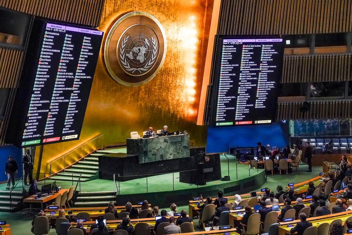 Kết quả được chiếu trên màn hình sau khi Đại Hội đồng Liên Hiệp Quốc bỏ phiếu cho một nghị quyết không ràng buộc kêu gọi “ngừng bắn nhân đạo” ở Gaza và chấm dứt các hành động thù địch, tại trụ sở Liên Hiệp Quốc ở thành phố New York, hôm 27/10/2023. (Ảnh: AP Photo/Bebeto Matthews)