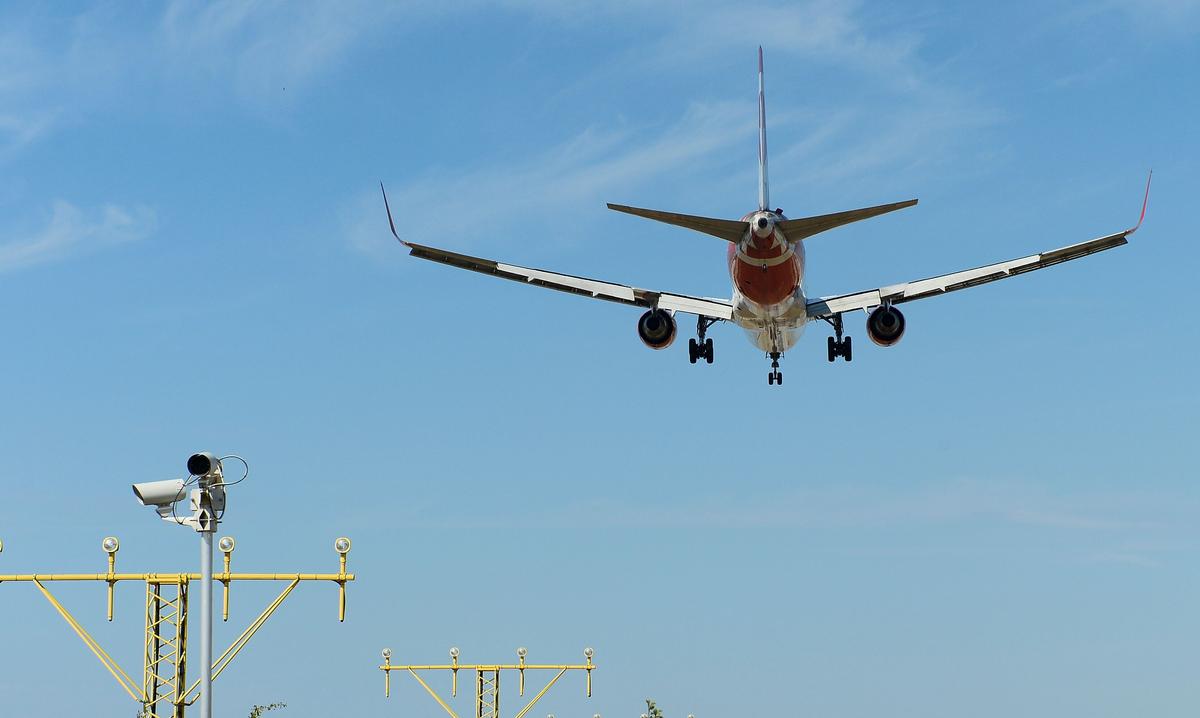 Một chiếc phi cơ của hãng hàng không Nga Red Wings chuẩn bị hạ cánh xuống phi trường Barcelona vào ngày 06/06/2016. (Ảnh: Josep Lago/AFP qua Getty Images)