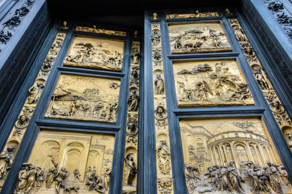 Cánh cổng Thiên đàng, một cặp cửa bằng đồng mạ vàng được điêu khắc gia Lorenzo Ghiberti thiết kế ở lối vào phía bắc của Nhà rửa tội Thánh John. (Ảnh: Kiev.Victor/Shutterstock)