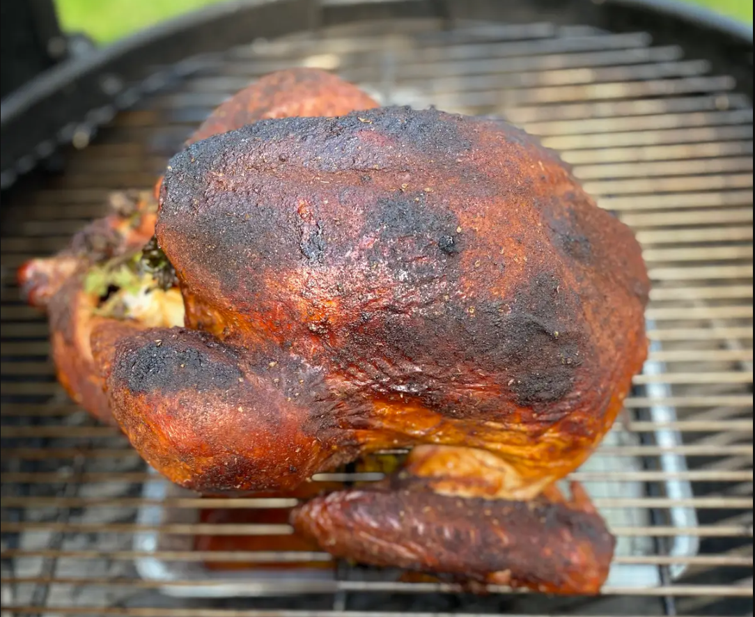 Nướng một con gà tây chưa nhồi bằng bếp than sẽ giúp để trống lò nướng cho các món ăn phụ. (Ảnh: JeanMarie Brownson/TNS)