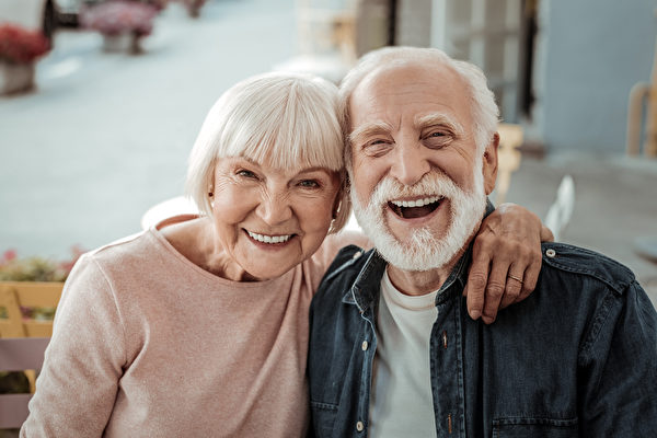 Một cặp vợ chồng cao niên vui vẻ, hạnh phúc. (Ảnh: Shutterstock)
