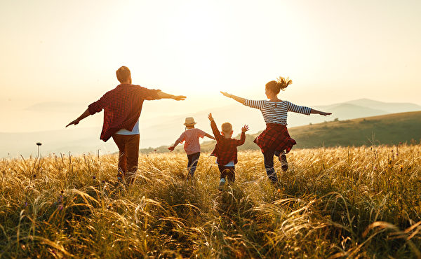 Một gia đình vui vẻ. (Ảnh: Shutterstock)