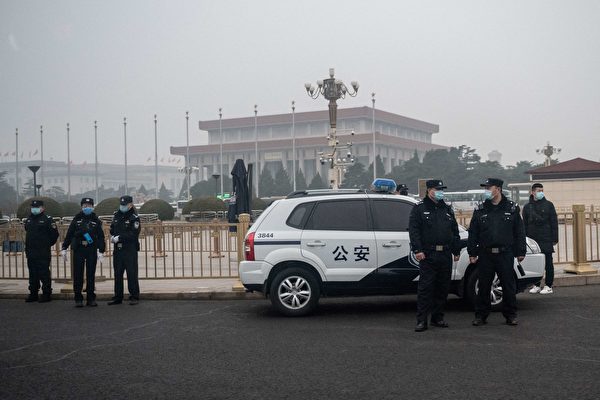 Ông Cao Quang Tuấn, cựu giảng viên Đại học Công an Trung Quốc, tiết lộ rằng ông Tập Cận Bình đã thành lập một bộ phận chuyên trách ám sát sau khi lên nắm quyền. Ảnh chụp cảnh sát canh gác nghiêm ngặt ở Quảng trường Thiên An Môn trong thời gian khai mạc Đại hội Đại biểu Nhân dân Toàn quốc vào ngày 05/03/2021. (Ảnh: Nicolas Asfouri/AFP)