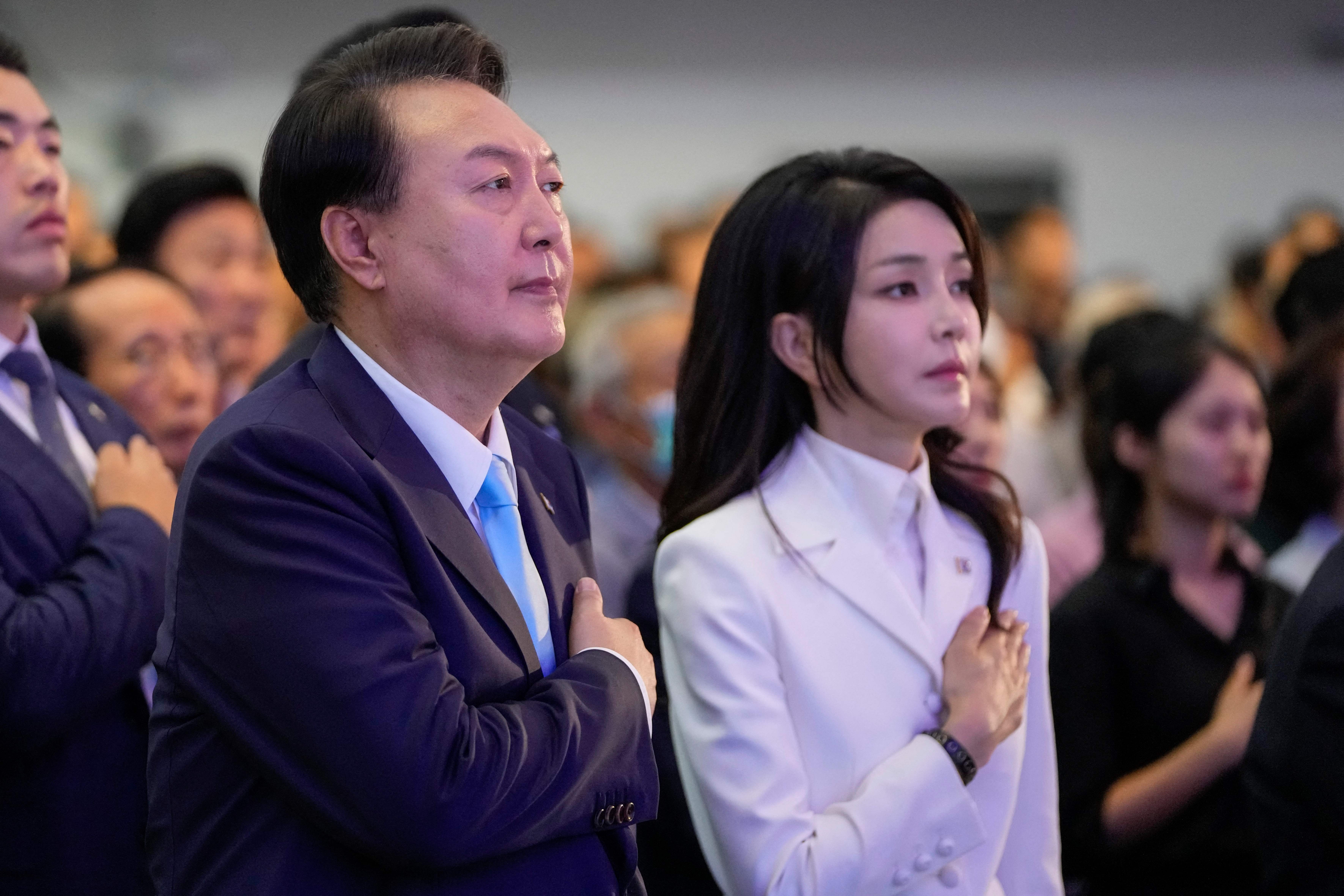 Ảnh chụp vào ngày 15/08/2023 ở Seoul, ông Yoon Suk Yeol và bà Kim Keon Hee tham dự buổi lễ kỷ niệm 78 năm ngày Triều Tiên giành độc lập khỏi ách thống trị của thực dân Nhật Bản. (Ảnh: LEE JIN-MAN/POOL/AFP/Getty Images)