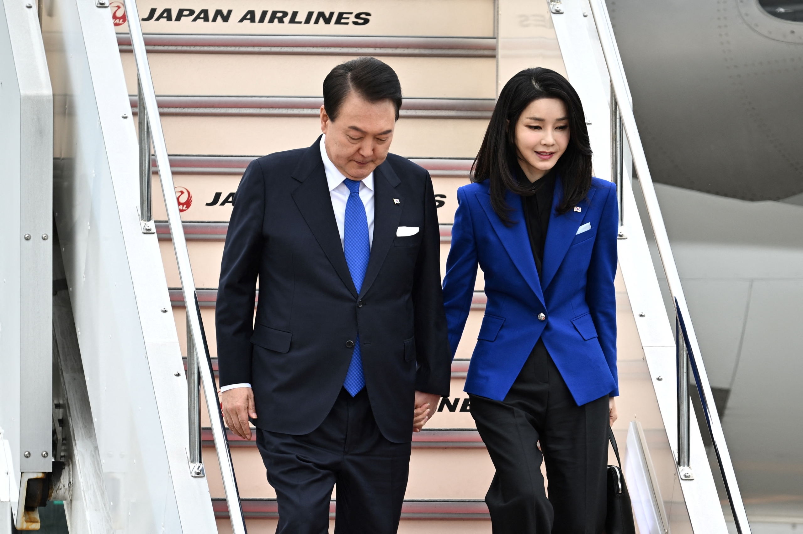 Ông Yoon Suk Yeol và bà Kim Keon Hee đến phi trường Mihara ở tỉnh Hiroshima, Nhật Bản để tham dự hội nghị thượng đỉnh G7. Ảnh chụp vào ngày 19/05/2023. (Ảnh: PHILIP FONG/AFP/Getty Images)