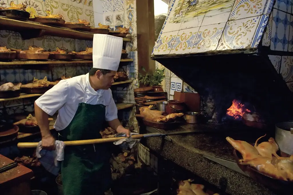 Sobrino de Botín: ‘Nhà hàng lâu đời nhất thế giới’ phục vụ món heo sữa quay trứ danh từ năm 1725