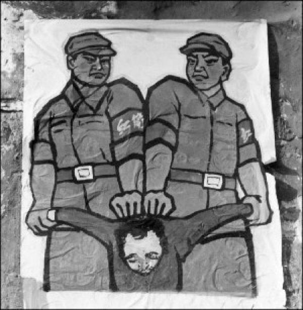 Tấm bích chương được trưng bày vào cuối năm 1966 tại Bắc Kinh cho thấy cách Hồng vệ binh đối phó với những người bị gọi là ‘kẻ thù của nhân dân’ trong Cách mạng Văn hóa. (Ảnh: Jean Vincent/AFP qua Getty Images)
