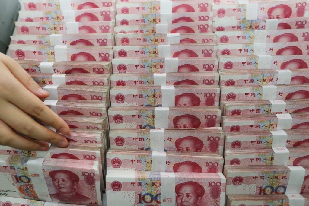 Tiền giấy Nhân dân tệ tại một ngân hàng ở Liên Vân Cảng, tỉnh Giang Tô, phía đông Trung Quốc vào ngày 11/08/2015. (Ảnh: STR/AFP/Getty Images)