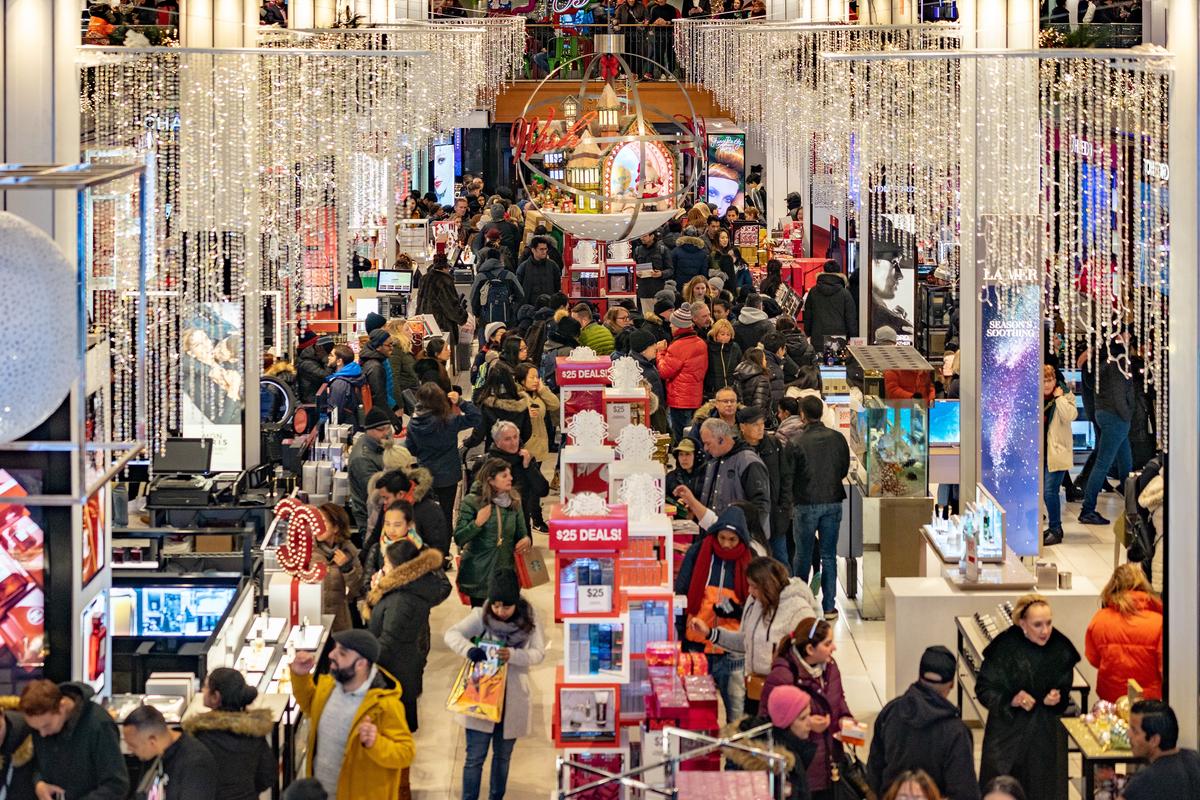 Mọi người mua sắm tại cửa hàng nổi tiếng nhất của hãng Macy's Herald Square ở New York vào ngày 22/11/2018. (Ảnh: David Dee Delgado/Getty Images)