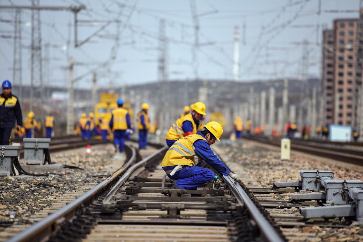 Công nhân tại một công trường xây dựng tuyến đường sắt Đường Sơn-Hohhot ở Ulanqab, khu vực Nội Mông phía bắc Trung Quốc, hôm 19/03/2019. Trung Quốc có kế hoạch tăng chi tiêu cơ sở hạ tầng vào năm 2023. (Ảnh: STR/AFP/Getty Images)