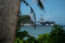 Hàng không mẫu hạm USS Theodore Roosevelt (CVN 71) đi qua cảng Apra khi mẫu hạm này chuẩn bị bỏ neo ở đảo Guam vào ngày 07/02/2019. (Ảnh: Ảnh của Hải quân Hoa Kỳ do Chuyên gia Truyền thông Đại chúng Hạng 3 Terence DeLeon Guerrero thực hiện)