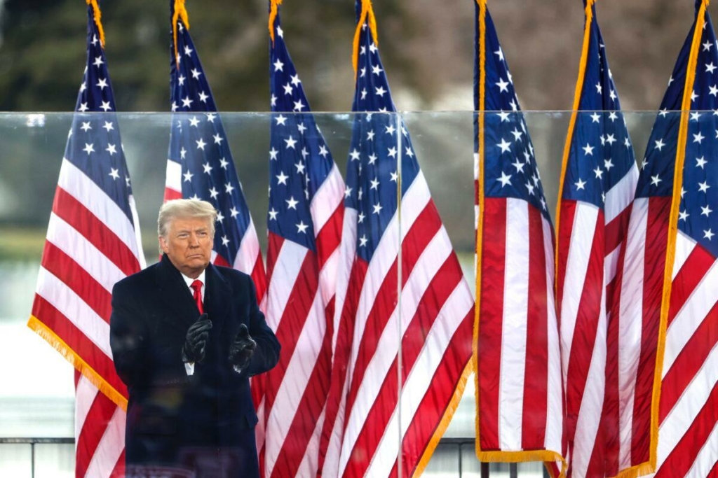Tổng thống đương thời Donald Trump chào đón đám đông tại Cuộc biểu tình “Ngừng Đánh Cắp Cuộc Bầu Cử” ở Hoa Thịnh Đốn, hôm 06/01/2021. (Ảnh: Tasos Katopodis/Getty Images)