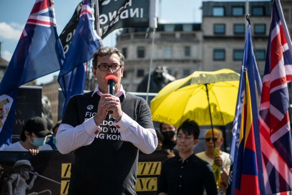 Nhà vận động Benedict Rogers nói tại một cuộc mít tinh đòi dân chủ ở Hồng Kông tại Quảng trường Trafalgar ở London, Anh, vào ngày 12/06/2021. (Ảnh: Laurel Chor/Getty Images)