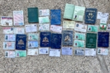 Sổ thông hành (passport), thị thực nhập cảnh, và căn cước công dân trong một bức ảnh tư liệu. (Ảnh: Charlotte Cuthbertson/The Epoch Times)