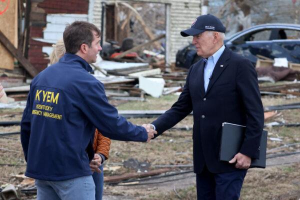 Tổng thống Hoa Kỳ Joe Biden chào hỏi Thống đốc tiểu bang Kentucky Andy Beshear sau khi trò chuyện với báo giới tại khu vực bị thiệt hại do lốc xoáy ở Dawson Springs, Kentucky, ngày 15/12/2021. (Ảnh: Scott Olson/Getty Images)