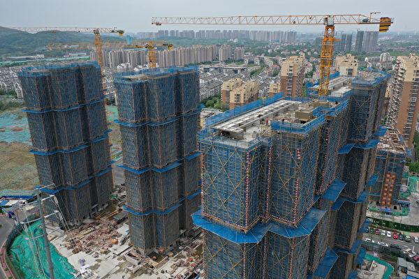 Một cộng đồng nhà ở thương mại đang xây ở Nam Kinh, tỉnh Giang Tô, Trung Quốc, hôm 15/04/2022. (Ảnh: Costfoto/Future Publishing qua Getty Images)