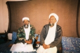 Ông Osama bin Laden (trái) ngồi cùng cố vấn Ayman al-Zawahiri (phải), một người Ai Cập có liên quan tới nhóm khủng bố al Qaeda, trong một cuộc phỏng vấn với ký giả Pakistan Hamid Mir (không có trong ảnh) trong một bức ảnh do báo Dawn cung cấp vào ngày 10/10/2001. (Ảnh: Hamid Mir/Biên tập viên/Nhật báo Daily Dawn/Phát tay qua Reuters)