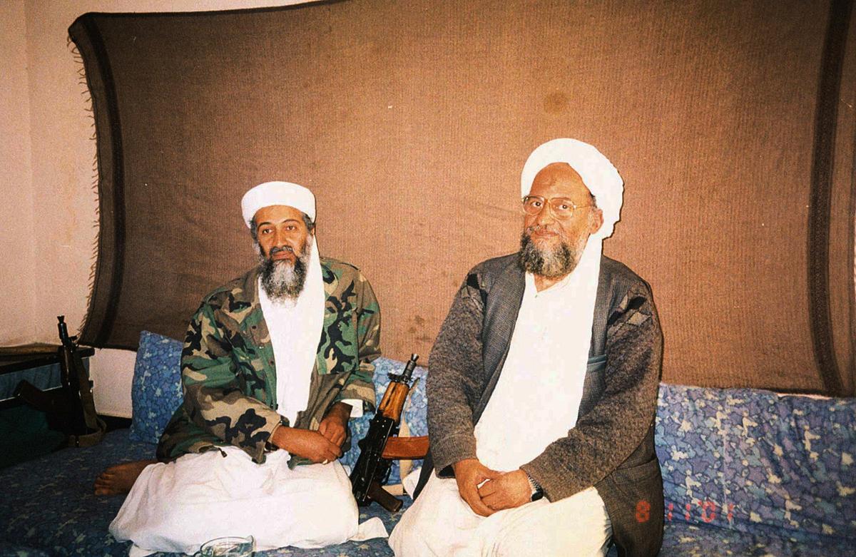 Ông Osama bin Laden (trái) ngồi cùng cố vấn Ayman al-Zawahiri (phải), một người Ai Cập có liên quan tới nhóm khủng bố al Qaeda, trong một cuộc phỏng vấn với ký giả Pakistan Hamid Mir (không có trong ảnh) trong một bức ảnh do báo Dawn cung cấp vào ngày 10/10/2001. (Ảnh: Hamid Mir/Biên tập viên/Nhật báo Daily Dawn/Phát tay qua Reuters)
