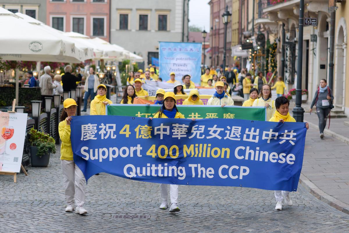 Các học viên Pháp Luân Đại Pháp cầm biểu ngữ mừng 400 triệu người Trung Quốc đã thoái xuất khỏi ĐCSTQ như một phần của phong trào Thoái Đảng ở Trung Quốc, trong cuộc tuần hành qua trung tâm Warsaw, Ba Lan, vào ngày 09/09/2022. (Ảnh: Mihut Savu/The Epoch Times)