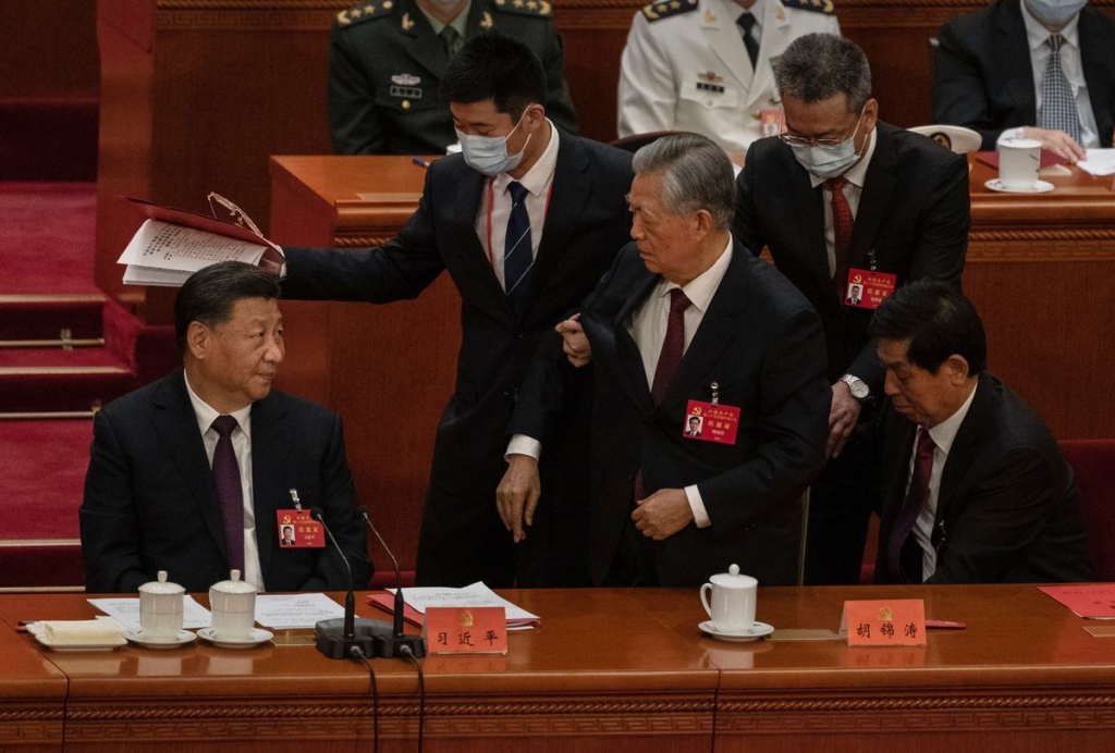 Lãnh đạo Trung Quốc Tập Cận Bình (bên trái) nhìn cựu lãnh đạo ĐCSTQ Hồ Cẩm Đào được giúp rời đi sớm sau phiên bế mạc Đại hội Toàn quốc lần thứ 20 của Đảng Cộng sản Trung Quốc, tại Đại lễ đường Nhân dân ở Bắc Kinh, vào ngày 22/10/2022. (Ảnh: Kevin Frayer/Getty Images)