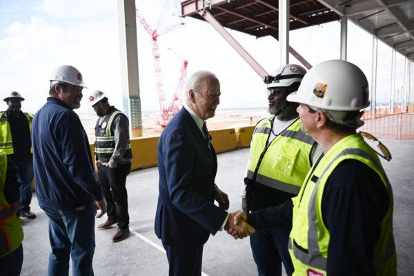 Tổng thống Joe Biden (Giữa) chào các nhân viên khi ông đi tham quan Cơ sở Sản xuất Chất bán dẫn TSMC ở Phoenix, hôm 06/12/2022. (Ảnh: Brendan Smialowski/AFP qua Getty Images)