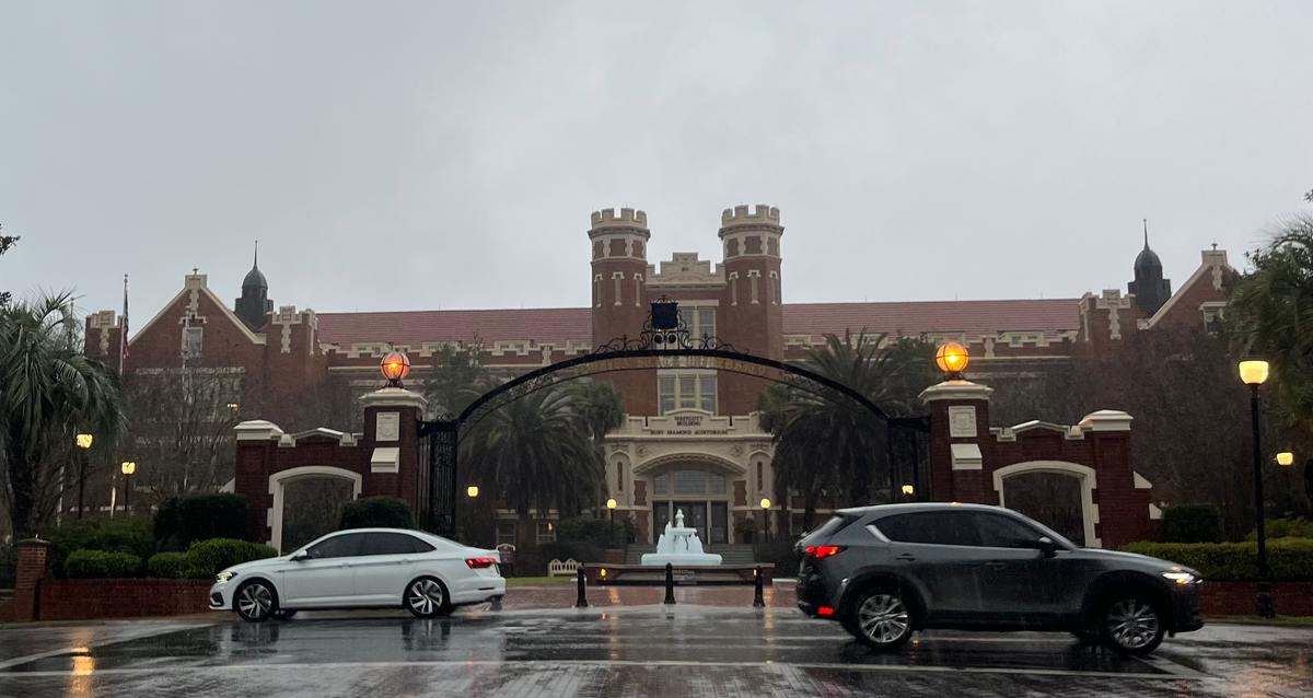 Xe hơi lăn bánh trong mưa ngang qua Đại học Tiểu bang Florida ở Tallahassee, Florida, hôm 22/01/2023. (Ảnh: Nanette Holt/The Epoch Times)