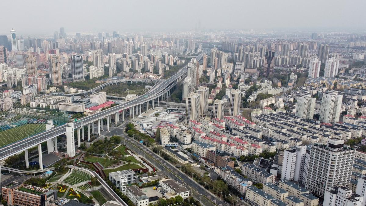 Ảnh chụp từ trên không cho thấy khu Phố Đông ở Thượng Hải trong thời gian phong tỏa vì dịch COVID-19 hôm 30/03/2022. (Ảnh: Hector Retamal/AFP qua Getty Images)