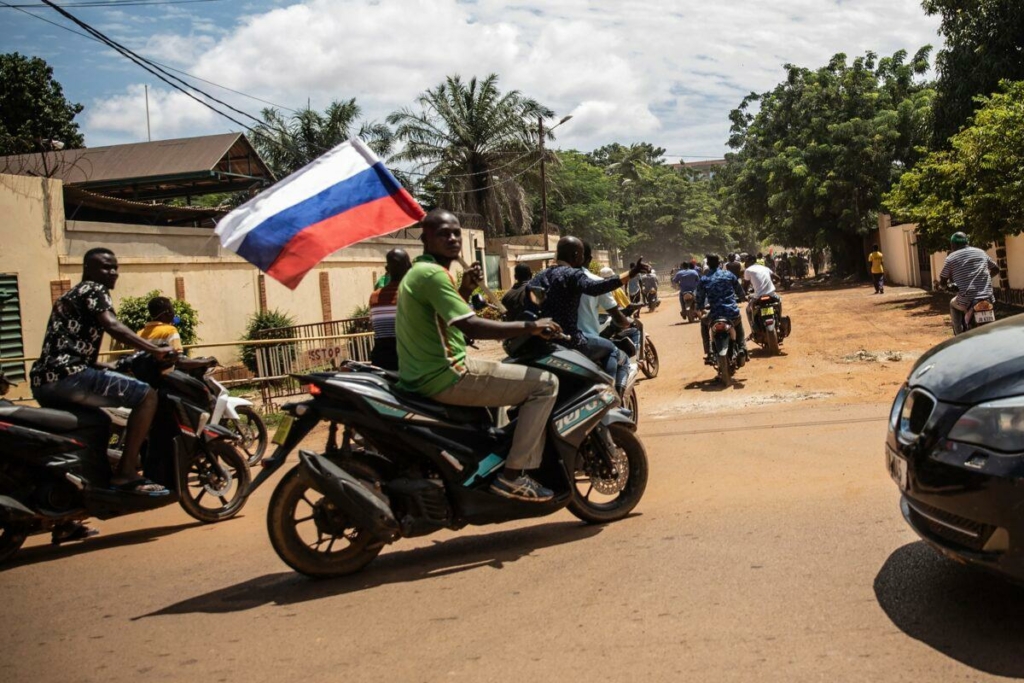 Một người ủng hộ Đại úy Ibrahim Traore vẫy cờ Nga trên đường Ouagadougou, Burkina Faso, vào ngày 02/10/2022. (Ảnh: Sophie Garcia/AP Photo)