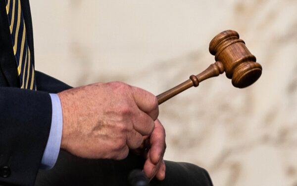 Một chiếc búa thẩm phán trong một ảnh tư liệu. (Ảnh: Demetrius Freeman/Pool/Getty Images)