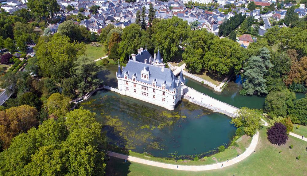 Tọa lạc trên một hòn đảo ở sông Indre (Thung lũng Loire), Lâu đài Azay-le-Rideau kiều diễm được xem là một trong những công trình đầu tiên được thiết kế theo phong cách Phục Hưng Pháp quốc. Hồ nước nổi tiếng [có thể] phản chiếu [hình ảnh lâu đài] ra đời vào thế kỷ 20, khi nhánh sông Indre mở rộng đến tận phần móng của lâu đài. Kể từ đó, mặt tiền lộng lẫy của lâu đài này đã được phản chiếu xuống mặt nước và tiếp tục làm say lòng du khách. (Ảnh: Altitude Drone/Shutterstock)