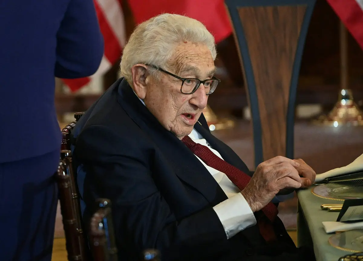 Cựu Ngoại trưởng Hoa Kỳ Henry Kissinger tham dự bữa tiệc trưa tại Bộ Ngoại giao ở Hoa Thịnh Đốn vào ngày 01/12/2022. (Ảnh: Roberto Schmidt/AFP qua Getty Images)