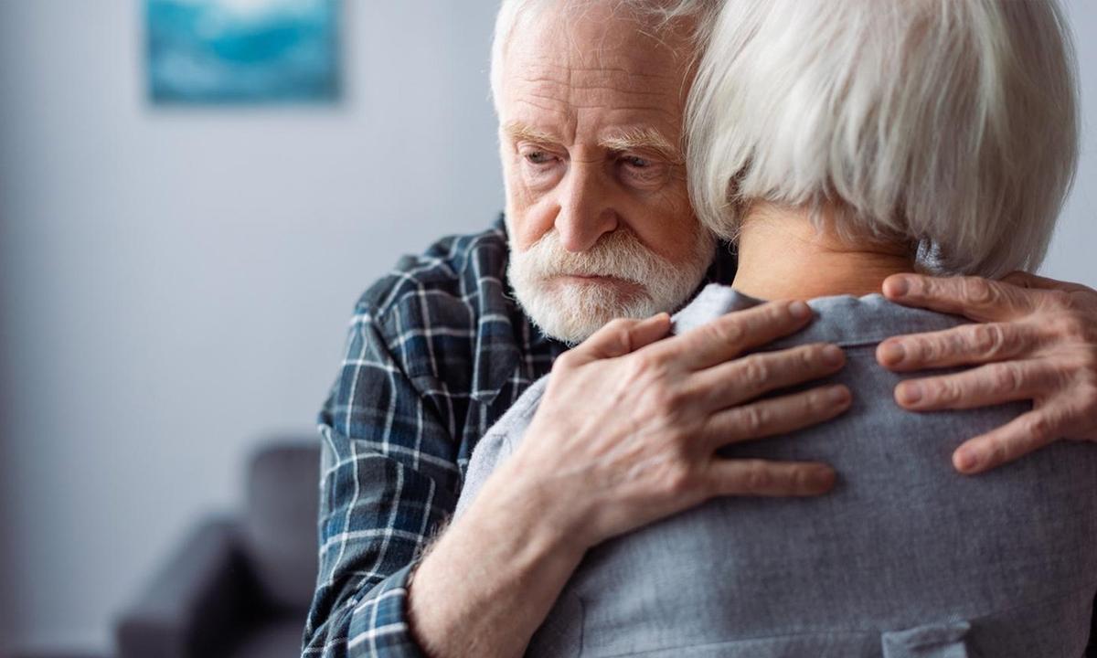 Phân biệt chứng hay quên và bệnh Alzheimer như thế nào? Khi nào bạn cần tìm kiếm sự giúp đỡ?