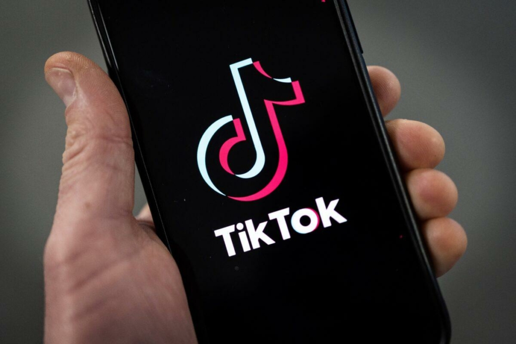 Biểu tượng TikTok trên một chiếc điện thoại iPhone ở London, hôm 28/02/2023. (Ảnh: Dan Kitwood/Getty Images)