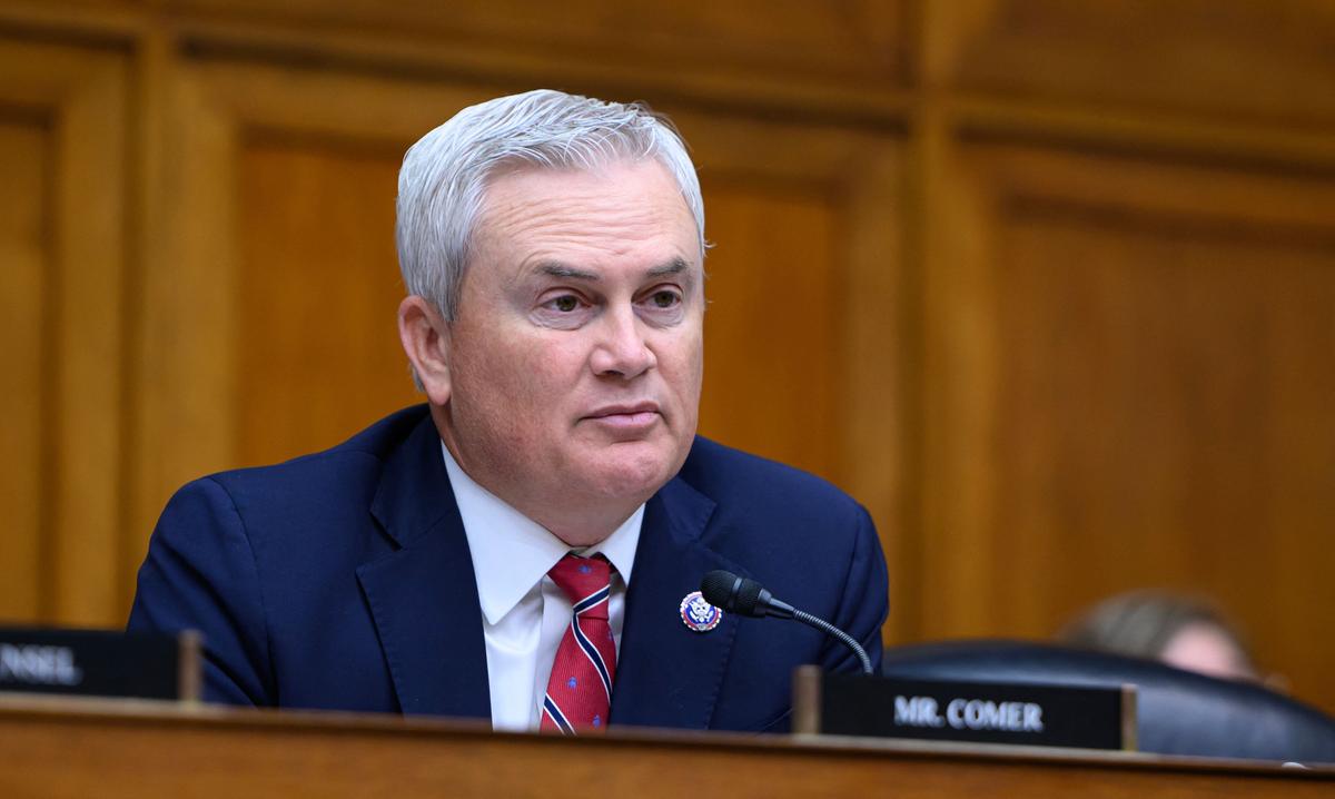 Chủ tịch Ủy ban Giám sát Hạ viện James Comer (Cộng Hòa-Kentucky) trình bày trong một phiên điều trần tại Capitol Hill ở Hoa Thịnh Đốn, hôm 13/06/2023. (Ảnh: Mandel Ngân/AFP qua Getty Images)