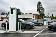 Xe hơi điện đang sạc tại một trạm sạc ở Monterey Park, California, hôm 12/04/2023. (Ảnh: Frederic J. Brown/AFP qua Getty Images)