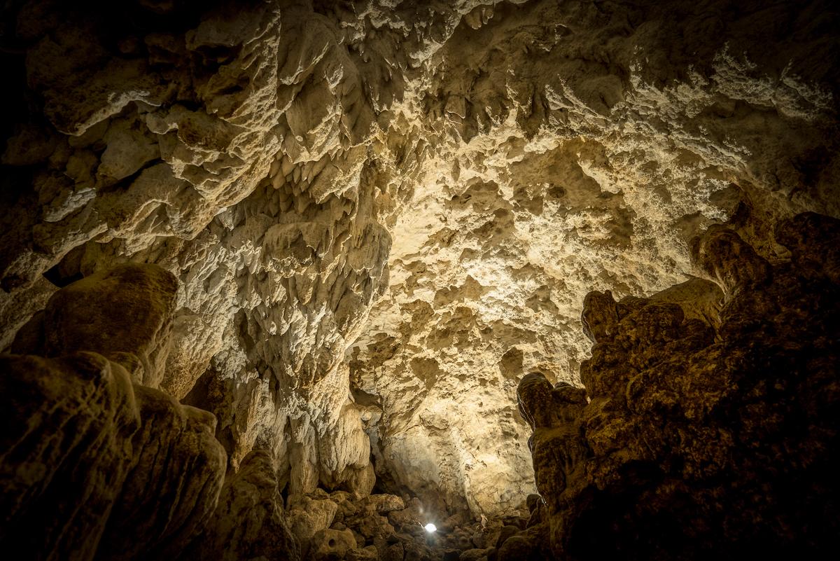 Quang cảnh bên trong hang Liang Bua hay còn gọi là hang hobbit trên đảo Flores, Indonesia, [nơi phát hiện di chỉ của] người homo floresiensis