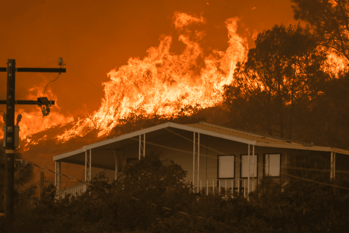 Trận hỏa hoạn French Fire sắp phá hủy các ngôi nhà ở Wofford Heights, California, vào ngày 24/08/2021. (Ảnh: David McNew/Getty Images)