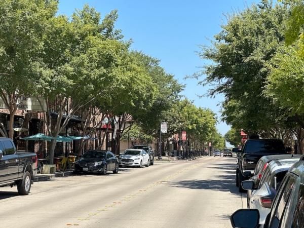 Oak Street là một địa điểm ăn uống và mua sắm nổi tiếng ở trung tâm thành phố Roanoke, Texas. (Ảnh: Jana J. Pruet/The Epoch Times)
