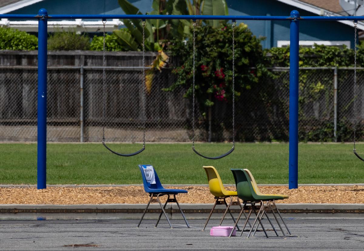 Một sân chơi vắng vẻ trong một trường tiểu học ở Costa Mesa, California, hôm 21/08/2023. (Ảnh: John Fredricks/The Epoch Times)