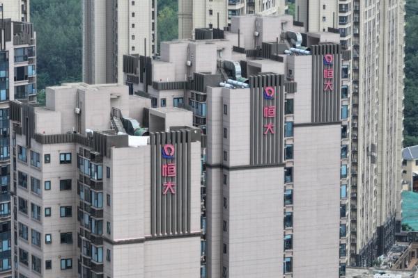 Logo Evergrande trên các tòa nhà dân cư ở Nam Kinh, tỉnh Giang Tô phía đông Trung Quốc, hôm 18/08/2023. (Ảnh: Stringer/AFP qua Getty Images)