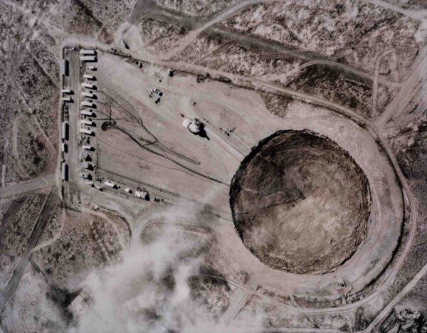 Ảnh chụp từ trên không của miệng núi lửa sụt lún được hình thành sau vụ thử hạt nhân dưới lòng đất Huron King ở Nevada hôm 24/06/1980. (Ảnh: FPG/Archive Photos/Getty Images)