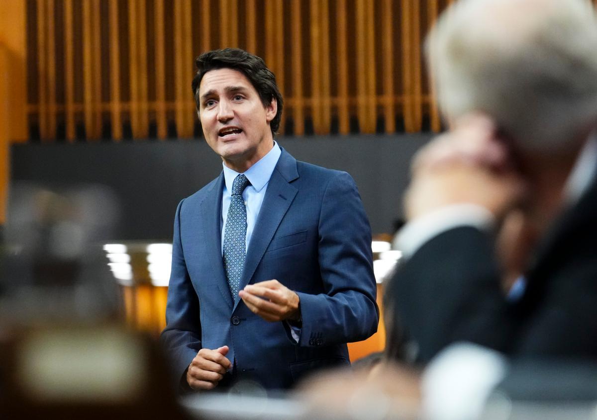 Thủ tướng Justin Trudeau đứng lên trong phiên chất vấn ở Hạ viện tại Đồi Nghị viện ở Ottawa hôm 04/10/2023. (Ảnh: The Canadian Press/Sean Kilpatrick)