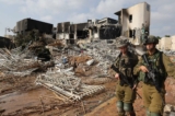 Những người lính bước đi trước một đồn cảnh sát Israel đã bị phá hủy trong các trận chiến đánh đuổi những kẻ khủng bố Hamas hôm 08/10/2023. (Ảnh: Jack Guez/AFP qua Getty Images)