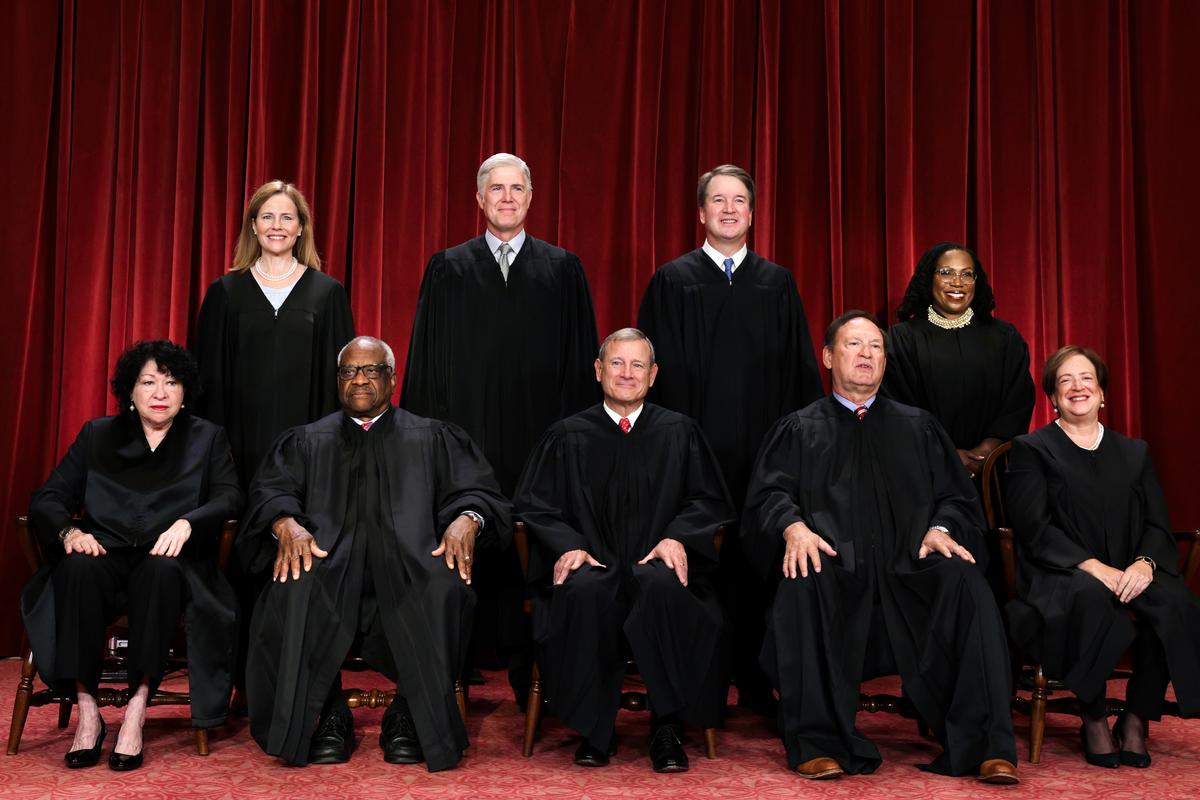 Các Thẩm phán Tối cao Pháp viện Hoa Kỳ chụp ảnh chân dung chính thức tại Tối cao Pháp viện ở Hoa Thịnh Đốn vào ngày 07/10/2022. (Ảnh: Alex Wong/Getty Images)