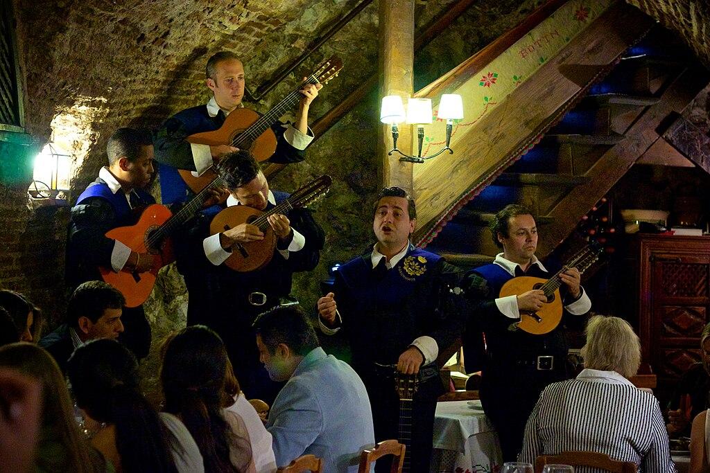 Các nhạc công Tây Ban Nha biểu diễn trong hầm rượu vang thời trung cổ của nhà hàng Sobrino de Botín. (Ảnh: Edmund Gall/CC BY 2.0)
