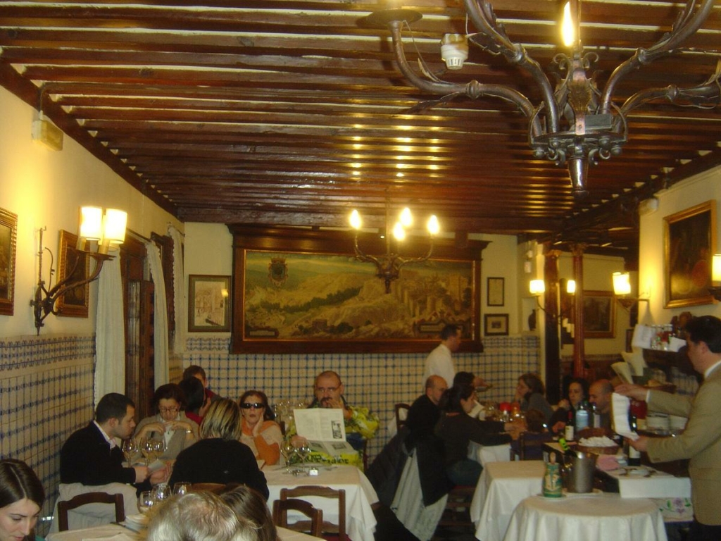 Khách dùng bữa bên trong nhà hàng Sobrino de Botín. (Ảnh: DIMSFIKAS/CC BY 3.0)