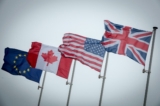 Quốc kỳ của Vương quốc Anh, Hoa Kỳ, Canada, và Liên minh  u Châu bay phấp phới trên Sword Beach ở Colleville-Montgomery, vào ngày 05/06/2018 gần Caen, Pháp. (Ảnh: Matt Cardy/Getty Images)